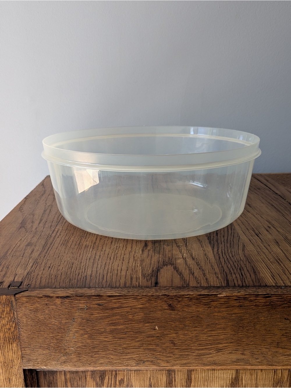 Rubbermaid Seal 'n Saver #16 Round 1.4 Gallon 5.3L Food Storage Container - 518T